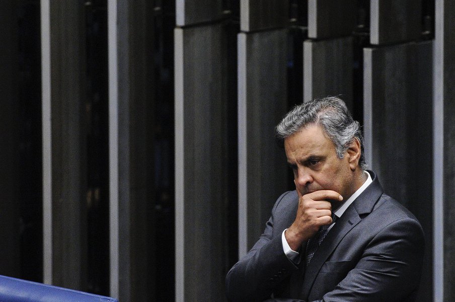 O jornalista Kiko Nogueira, editor do DCM, criticou o artigo do senador Aécio Neves (PSDB), publicado na Folha de S. Paulo nesta segunda-feira, 16, no qual ele diz ter sido "foi ingênuo" ao pedir propina à JBS e sugerir matar o primo; "Aécio é, sobretudo, um fraco. Foi engolido pelo abismo do golpe que cavou com os pés. Se está dando piti agora, imagine-se o que não fará com a perspectiva de uma prisão e um acordo de delação premiada", diz ele