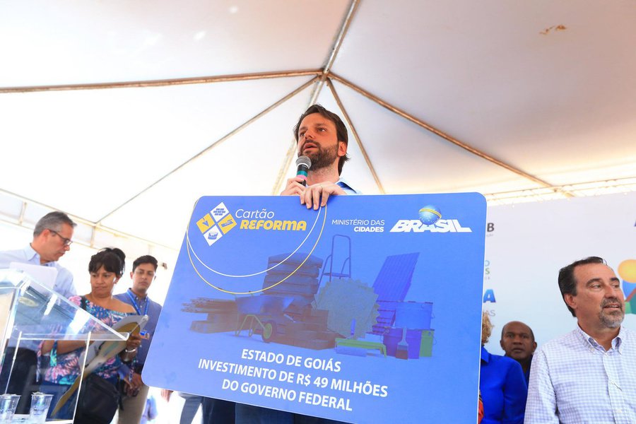 O ministro das Cidades, Alexandre Baldy, vai atender 8 mil famílias de Goiás na 1ª etapa do programa Cheque Reforma em 2018; no total, 47 municípios do Estado foram escolhidos para receber os recursos; Goiás ficará com R$ 40,9 milhões de um montante global de R$ 178,5 milhões para o Brasil inteiro; Baldy explica que ainda há outras fases para que os beneficiados tenham acesso aos recursos: “Esta foi a primeira etapa, a seleção que tem 12 fases. A próxima etapa é o cadastramento social na prefeitura e assim por diante. Cada proposta passa por análise específica, por isso não podemos estimar um prazo para que os beneficiados tenham acesso. A ideia é o mais rápido possível”