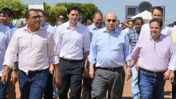 O ex-ministro da Fazenda, Henrique Meirelles, visitou na manhã desta quinta-feira (12) a feira do agronegócio “Tecnoshow Comigo”, em Rio Verde, ao lado do pré-candidato ao governo de Goiás Daniel Vilela; Meirelles tem se colocado como possível candidato à presidência da República; Meirelles afirmou que acredita que o candidato do centro deve ser escolhido pelo eleitor e não por um “acordo de bastidor”; “Vamos chegar em agosto, setembro com um quadro muito melhor definido”