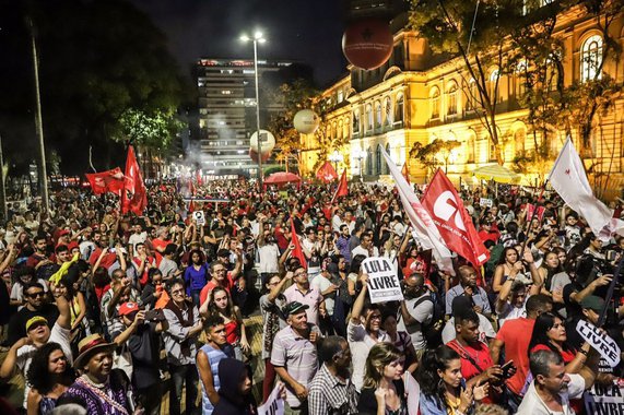 “Lula Livre e Marielle Vive”; esse foi o nome do ato realizado no dia 11 na Praça da República pelo grupo “Arte Resistência”; o evento contou com 5 mil pessoas e com um show de Chico Cézar; o clima foi de festa e de vigília pela libertação do ex-presidente Lula, preso desde a última sexta-feira em Curitiba