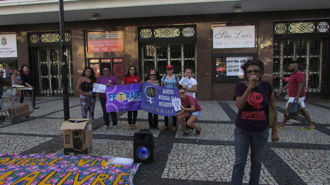 Um grupo de mulheres de diferentes movimentos sociais promoveu ontem (11), um ato na na Praça do Ferreira, em Fortaleza, contra o preço do gás de cozinha que tem levado as famílias mais humildes a usar carvão e lenha para cozinhar. Com a palavra de ordem "com Temer não dá mais, contra o aumento do gás", as mulheres criticaram a política abusiva de preços da Petrobrás