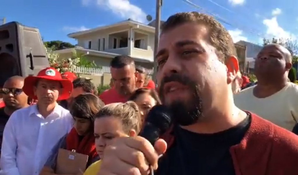 O líder do MTST e presidenciável do PSOL, Guilherme Boulos, participou na manhã desta quarta-feira, 11, de manifestação no acampamento em defesa do ex-presidente Lula, próximo à Superintendência da Polícia Federal em Curitiba; Boulo, que viaja hoje para Portugal, defendeu que os veículos de mídia independente e a militância repercutam internacionalmente a prisão política de Lula; “As mobilizações vão crescer porque a ficha das pessoas está caindo. A indignação está se transformando em mobilização”, disse