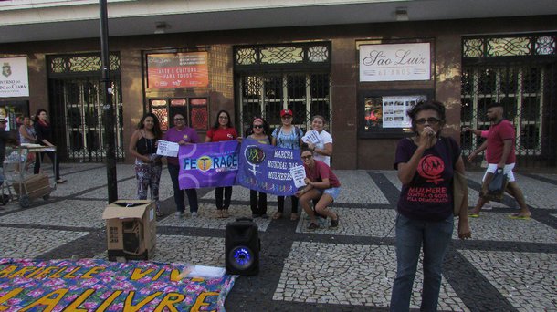 Um grupo de mulheres de diferentes movimentos sociais promoveu ontem (11), um ato na na Praça do Ferreira, em Fortaleza, contra o preço do gás de cozinha que tem levado as famílias mais humildes a usar carvão e lenha para cozinhar. Com a palavra de ordem "com Temer não dá mais, contra o aumento do gás", as mulheres criticaram a política abusiva de preços da Petrobrás