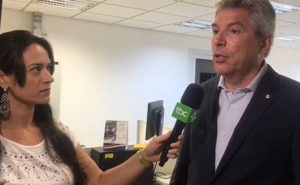 O procurador federal Helio Telho esteve hoje na nova TBC e elogiou a linha editorial da emissora, que sofreu forte mudança a partir de fevereiro deste ano; nesta sexta, o procurador esteve no JBC 1ª Edição para participar de debate com o deputado federal João Campos (PRB) sobre mudanças no Código de Processo Penal; "A digitalização trouxe uma qualidade muito maior para a programação, no que é levado para o telespectador. Hoje estivemos aqui para um debate muito importante sobre mudanças no Código de Processo Civil. É uma mudança na linha editorial e devemos caminhar mais para isso, trazendo mais debates e assuntos de interesse da população", disse o integrante do MPF