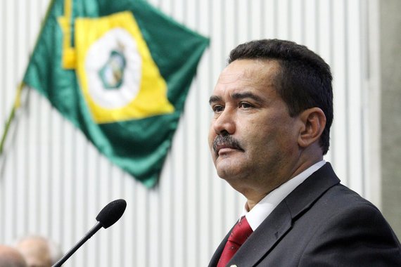 O deputado estadual Moisés Braz assume hoje à tarde, a presidência estadual do Partido dos Trabalhadores no Ceará. Ele substitui Fco. de Assis Diniz, que foi nomeado secretário de Desenvolvimento Agrário do Estado. A posse de Moisés Braz será durante reunião da Comissão Executiva do PT, na sede do partido, às 17 horas
