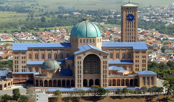 Talvez os meios de comunicação pudessem fazer um pacto, "recusando-se a publicar as manifestações de toda sorte de psicopatas, de fascistas, de degenerados que transbordam das redes sociais e do gangsterismo político para as 'respeitáveis' páginas dos jornalões, para o horário nobre da televisão, para o 'Jornal Nacional', estimulando, acicatando instintos bestiais, pré-humanos"