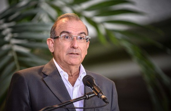 The head of the Colombian government's peace talks delegation, Humberto de la Calle, delivers a press conference, on February 10, 2013 in Havana. AFP PHOTO/ADALBERTO ROQUE