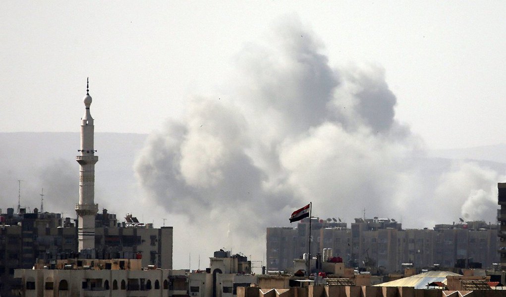 Fumaça em campo de Yarmouk perto de Damasco 20/04/2018 REUTERS/Ali Hashisho