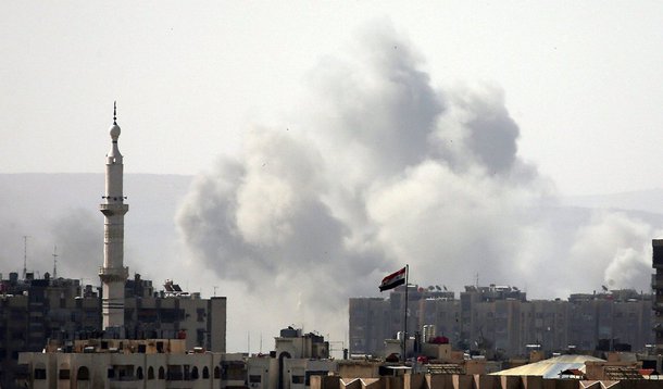 Fumaça em campo de Yarmouk perto de Damasco 20/04/2018 REUTERS/Ali Hashisho