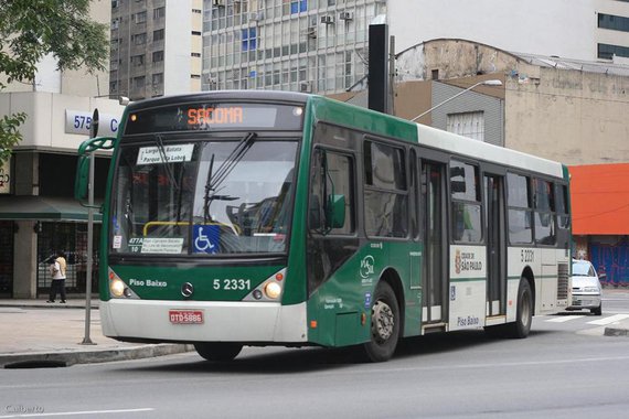 A Prefeitura de São Paulo publicou as regras da reestruturação do sistema de ônibus municipais; o projeto prevê redução de 146 linhas de coletivos da capital e uma diminuição de 646 veículos em operação; atualmente, são 1.193 linhas e 13.591 coletivos em operação