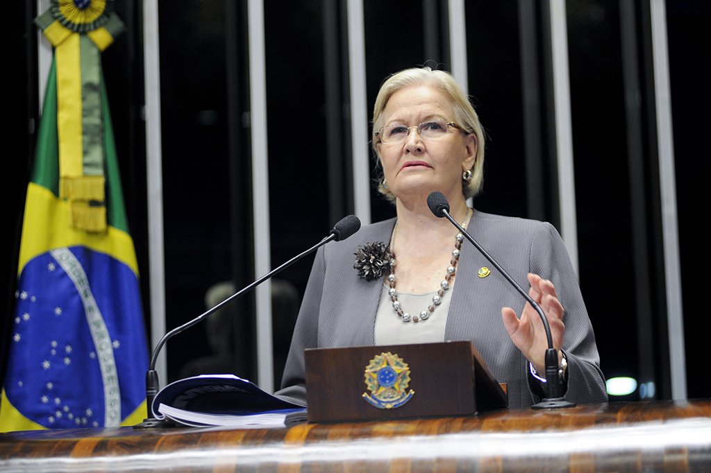 Jornalista Marco Aurelio Weissheimer, no blog rsurgente, avalia que a senadora Ana Amélia Lemos (PP-RS) "vem flertando abertamente com a extrema-direita gaúcha que saiu definitivamente do armário"