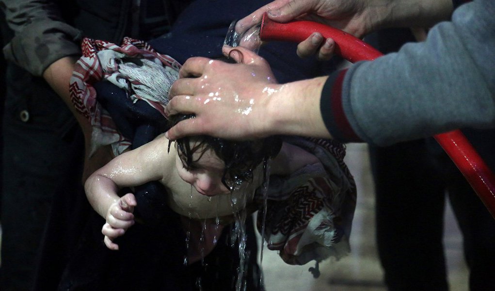 Criança é tratada em hospital em Douma, após suposto ataque químico na Síria 07'/04/2018 White Helmets/Divulgação via REUTERS