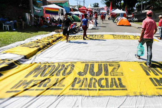 Na república da resistência, na capital paranaense, a CMP, com suas entidades filiadas, se somou a outros militantes do PT, do MST, da CUT, do Levante Popular da Juventude, do Movimento dos Atingidos por Barragens, de gente de toda parte do Brasil, que não participa de movimento ou partido, mas que também quer Lula livre