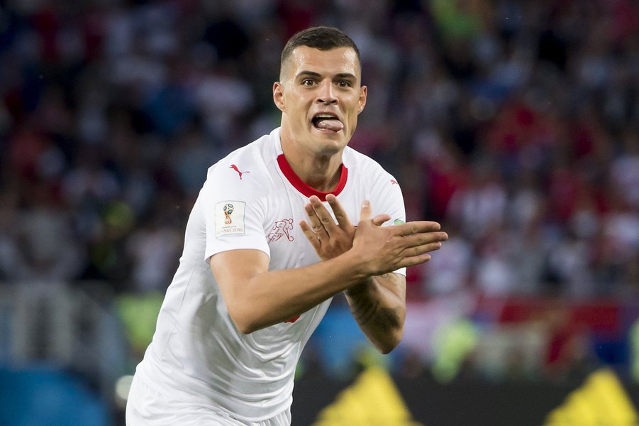 Os meias suíços Granit Xhaka e Xherdan Shaqiri, de origem kosovar, fizeram um sinal imitando a águia da bandeira da Albânia ao comemorar seus gols na vitória sobre a Sérvia por 2 a 1, pelo grupo E da Copa do Mundo de 2018; Xhaka nasceu na Suíça, mas é filho de um cidadão do Kosovo que ficou mais de três anos preso por protestar contra a Iugoslávia comunista; já Shaqiri é natural da cidade kosovar de Gjilan e emigrou para o país alpino ainda criança