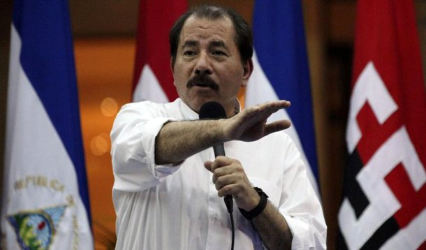 O presidente da Nicarágua, Daniel Ortega, revogou a reforma da previdência, que desencadeou uma onda de protestos, matando pelo menos onze pessoas, segundo o governo; numa mensagem transmitida pela televisão, ele se dirigiu à população para pedir a todos que deixem de lado diferenças políticas e ideológicas e busquem uma solução negociada para a crise; protestos foram provocados pela decisão do governo de reduzir em 5% as pensões e aumentar as contribuições de empresas e trabalhadores para a previdência