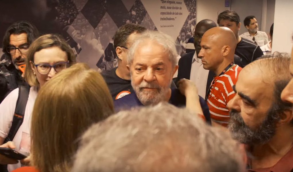 O cineasta Max Alvim, que já fez um documentário sobre a caravana de Lula no Nordeste, filmou as últimas cenas do ex-presidente no Sindicato dos Metalúrgicos do ABC antes de se apresentar à Polícia Federal para ser preso; Lula aparece abraçando e se despedindo dos presentes; o vídeo foi publicado com exclusividade pelo DCM