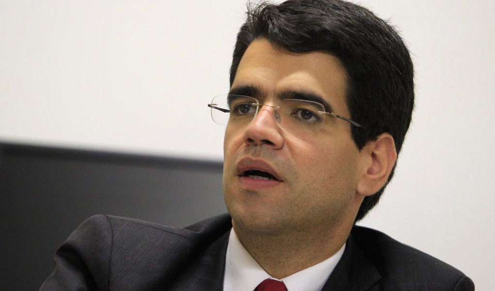 Ex-secretário estadual de Ciência e Tecnologia, Vivaldo Mendonça (PSB) usou as redes sociais para reclamar da provável exclusão da senadora Lídice da Mata (PSB) da chapa majoritária de Rui Costa (PT) nas eleições; “Cadê o governador que encantou e encanta a Bahia? Um homem justo que sei que mora no Palácio de Ondina! E este do bastidor que é duro, que manda recado e não fala direto, que deixa sabotar”, disse