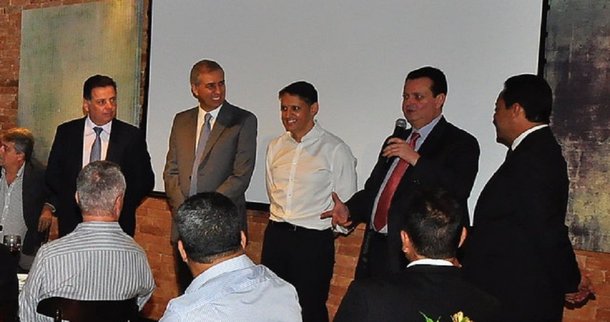 Durante reunião com a presença de Gilberto Kassab (PSD), Marconi Perillo (PSDB), José Eliton (PSDB) e outras lideranças em Brasília - organizada por ele - o deputado federal Thiago Peixoto (PSD) fez críticas a oposição; “O Ronaldo Caiado tem o discurso da mudança, só que em Goiás não queremos mudar para pior, mudar só pode ser para melhor”, disse; Thiago disse que José Eliton é um homem de diálogo e um experiente gestor “que conhece Goiás como ninguém”