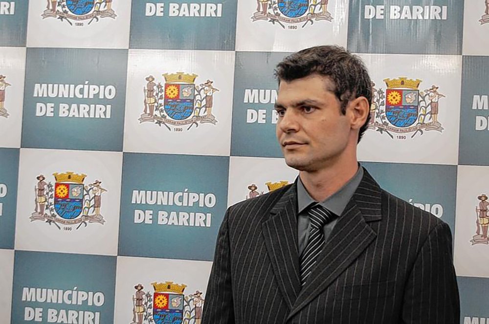 A Polícia Militar prendeu nesse sábado, 21, o prefeito em exercício de Bariri (SP), Paulo Henrique Barros de Araújo (PSDB) sob acusação de violência sexual contra uma menina de 8 anos; segundo a Polícia Militar, ele raptou a vítima e se dirigiu a uma área de mata, onde seu carro ficou preso em um buraco; a menina deixou o carro à pé e pediu socorro
