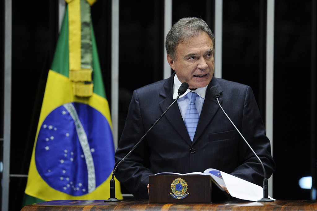 Jornalista Joaquim de Carvalho reforça, no Diario do Centro do Mundo, o espaço que a Globo abriu para o presidenciável Alvaro Dias (Podemos-PR) e diz que diálogos entre Galvão Bueno, Arnaldo César Coelho e o senador Romário (Podemos-RJ) sobre o ex-tucano "num programa de esportes, sem anuência dos donos da Globo, resultaria em demissão, com certeza"