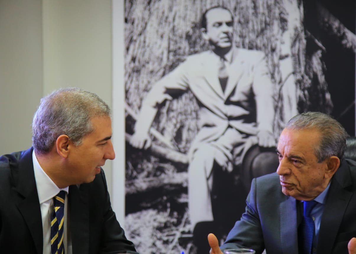 Após receber a visita do governador José Eliton (PSDB) em seu gabinete na manhã desta quinta-feira, o prefeito de Goiânia, Iris Rezende (MDB), afirmou que predomina entre os dois um “tempo de compreensão, de espírito público e de responsabilidade”; “Continuaremos unindo forças da prefeitura e do Estado para fazer de Goiânia uma cidade que se sinta realizada”, afirmou; prefeito disse que estava disposto a se deslocar ao Palácio para que a primeira audiência dele com o novo governador fosse no gabinete do chefe do poder público estadual, mas que foi surpreendido pelo “gesto de gentileza” de Eliton, que com ele foi discutir assuntos relacionados ao Goiás na Frente e investimentos que serão feitos à Capital
