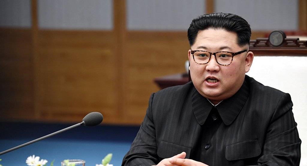 O líder da Coreia do Norte, Kim Jong-un, encontrou-se em Pyongyang com o chanceler chinês, Wang Yi; Kim Jong-un apontou que a desnuclearização compreende uma "posição firme da Coreia do Norte", frisando que Pyongyang gostaria de reestabelecer o diálogo na região; Wang Yi frisou que a China apoia plenamente as tendências positivas que estão acontecendo na península da Coreia; Apoiaremos os esforços da Coreia do Norte de levar adiante a desnuclearezação", afirmou Wang Yi