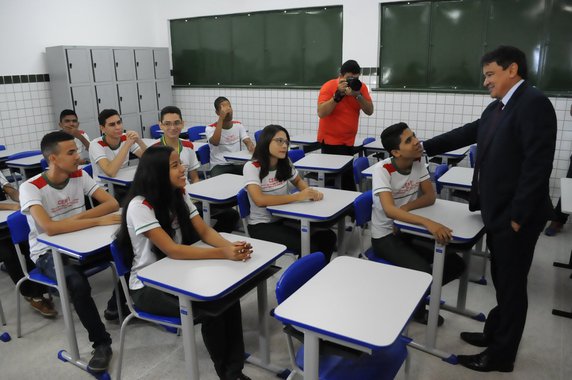 Problemas como o analfabetismo, evasão escolar e o baixo rendimento têm sido enfrentados; o Piauí atingiu a marca de 4.9 em 2015, superando metas do Ministério da Educação para os quatro anos seguintes; consequência é o melhor posicionamento no ranking dos estados da federação, que projetam o Piauí na 14ª posição entre as 18 maiores do país