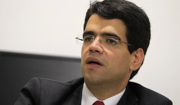Ex-secretário estadual de Ciência e Tecnologia, Vivaldo Mendonça (PSB) usou as redes sociais para reclamar da provável exclusão da senadora Lídice da Mata (PSB) da chapa majoritária de Rui Costa (PT) nas eleições; “Cadê o governador que encantou e encanta a Bahia? Um homem justo que sei que mora no Palácio de Ondina! E este do bastidor que é duro, que manda recado e não fala direto, que deixa sabotar”, disse