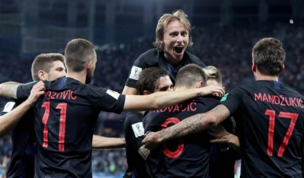 A seleção da Croácia aproveitou nesta quinta-feira um erro escandaloso do goleiro argentino Willy Caballero e um golaço de Luka Modric para derrotar a Argentina por 3 x 0, resultado que classifica os croatas para as oitavas de final da Copa do Mundo e deixa a "albiceleste" à beira da eliminação
