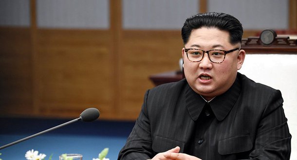 O líder da Coreia do Norte, Kim Jong-un, encontrou-se em Pyongyang com o chanceler chinês, Wang Yi; Kim Jong-un apontou que a desnuclearização compreende uma "posição firme da Coreia do Norte", frisando que Pyongyang gostaria de reestabelecer o diálogo na região; Wang Yi frisou que a China apoia plenamente as tendências positivas que estão acontecendo na península da Coreia; Apoiaremos os esforços da Coreia do Norte de levar adiante a desnuclearezação", afirmou Wang Yi