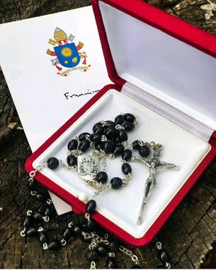 Com base em uma nota do Vatican News, a Agência Lupa chamou de "fakenews" a notícia veiculada pela blogosfera de que o argentino Juan Gabrois seria consultor do Papa Francisco e teria trazido um terço abençoado pelo pontífice à Lula; agora, o site ligado ao Vaticano se corrige e confirma versão veiculada pela mídia alternativa, demolindo tese de fakenews da Lupa; sites da blogosfera aguardam retratação da Agência de checagem que não checou corretamente fontes e dados