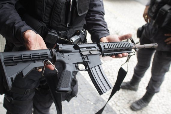 Um grupo participava de uma partida de futebol no bairro do Areal, em Angra dos Reis, quando cerca de 15 homens armados de fuzis e pistolas passaram atirando contra jogadores e torcedores que assistiam à partida; duas pessoas morreram e 10 ficaram feridas; membros do Comando Vermelho e do Terceiro Comando da Capital lutam pelo controle do tráfico; o Rio está sob intervenção militar na segurança
 