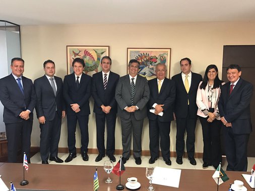 O governador do Ceará, Camilo Santana, está organizando a visita dos demais governadores do Nordeste ao presidente Luis Inácio Lula da Silva, em Curitiba. De acordo com a Assessoria de Imprensa do Governo do Ceará, a visita está sendo agendada para essa terça-feira (10). O horário ainda está sendo definido pela Polícia Federal