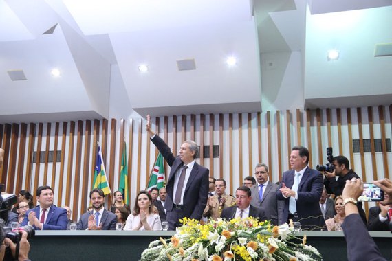 “A partir de hoje, a partir do novo Goiás nascido com Marconi Perillo, vamos inaugurar o novo tempo novo em Goiás, com esperança, sonhos e coragem”, proclamou o governador de Goiás, Zé Eliton, num discurso emocionado ao tomar posse nesta manhã de sábado, na Assembleia Legislativa; segundo ele, a gestão tem como foco as pessoas, “garantindo a todos, onde quer que tenham nascido nesse chão goiano, o direito elementar de terem oportunidades”; Zé Eliton despediu-se do ex-governador Marconi Perillo exaltando o seu legado e garantiu: “continuarei a fazer a mudança iniciada pelo tempo novo