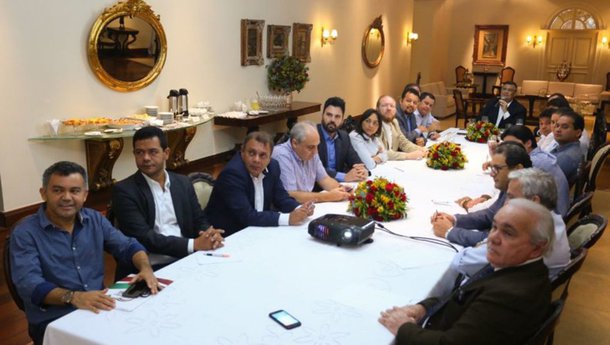Após reunião com representantes de 14 partidos, o governador Flávio Dino (PCdoB) apresentou aos aliados a chapa majoritária de sua preferência, que tem Carlos Brandão (PRB) como vice e Weverton Rocha (PDT) e Eliziane Gama (PPS) para o Senado; reunião definitiva ocorre em maio; Dino também anunciou que vota para presidente em Manuela D´Ávila (PCdoB), mas vai receber candidatos de qualquer sigla