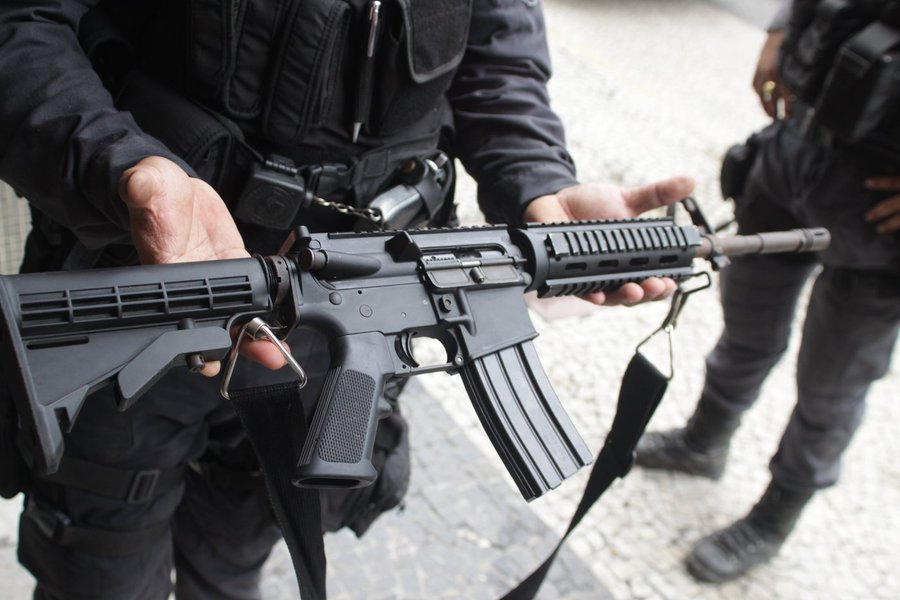 Um grupo participava de uma partida de futebol no bairro do Areal, em Angra dos Reis, quando cerca de 15 homens armados de fuzis e pistolas passaram atirando contra jogadores e torcedores que assistiam à partida; duas pessoas morreram e 10 ficaram feridas; membros do Comando Vermelho e do Terceiro Comando da Capital lutam pelo controle do tráfico; o Rio está sob intervenção militar na segurança
 