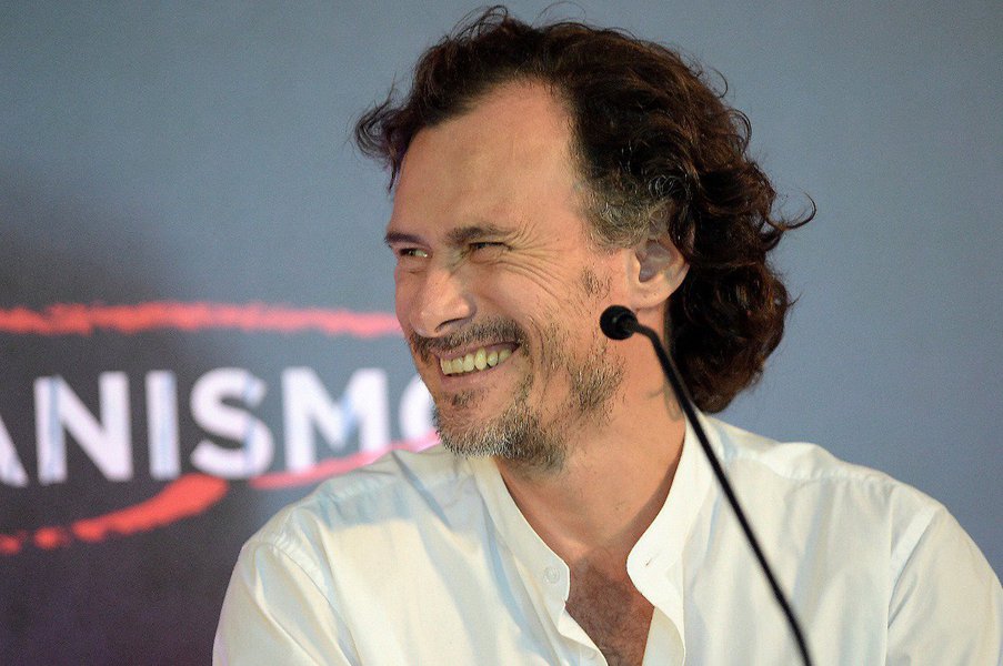 O ator Enrique Diaz, que interpreta um doleiro inspirado em Alberto Youssef na série de fake news da Netflix "O Mecanismo", disse que não concorda com a abordagem dada pelo diretor José Padilha a alguns trechos da série; “Para mim é complexo falar porque sou totalmente de esquerda e humanista. É muito delicado. Acho a prisão do Lula um absurdo. A gente tem que lutar para mudar isso porque está vindo uma coisa horrível em cima do país. Acho que a série não ajuda nesse sentido, mas aí é um discurso do Padilha. E não sou eu, não assino por aquilo”, afirmou o ator ao UOL