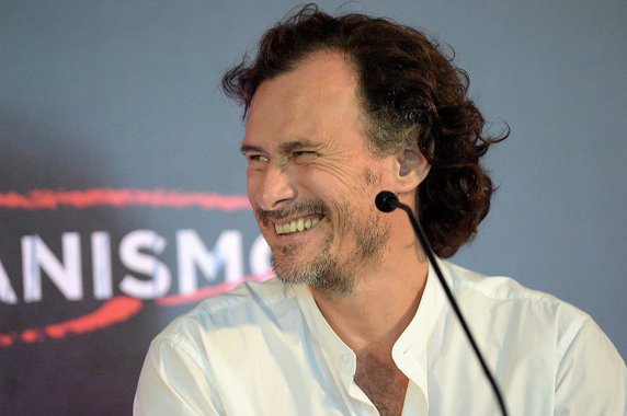 O ator Enrique Diaz, que interpreta um doleiro inspirado em Alberto Youssef na série de fake news da Netflix "O Mecanismo", disse que não concorda com a abordagem dada pelo diretor José Padilha a alguns trechos da série; “Para mim é complexo falar porque sou totalmente de esquerda e humanista. É muito delicado. Acho a prisão do Lula um absurdo. A gente tem que lutar para mudar isso porque está vindo uma coisa horrível em cima do país. Acho que a série não ajuda nesse sentido, mas aí é um discurso do Padilha. E não sou eu, não assino por aquilo”, afirmou o ator ao UOL