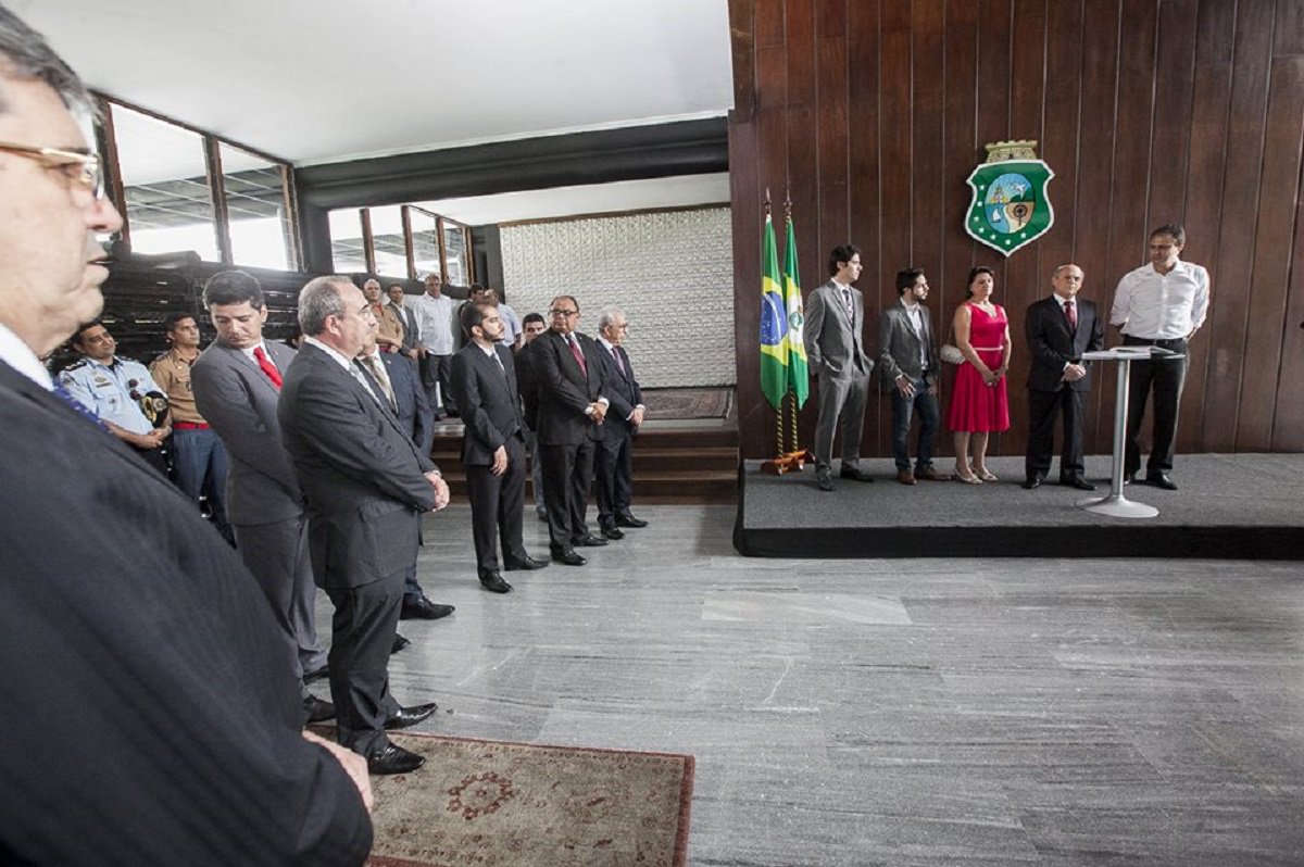 O presidente do Tribunal de Justiça do Ceará, Gladyson Pontes, assume a partir de hoje, interinamente, o Governo do Estado, com a viagem do governador Camilo Santana para Paris. Camilo integrará a comitiva do voo inaugural da Air France/KLM de Paris para Fortaleza, na próxima quinta-feira (04). O governador destacou a importância do HUB da Air France/KLM/GOL, para a economia e o turismo do Ceará