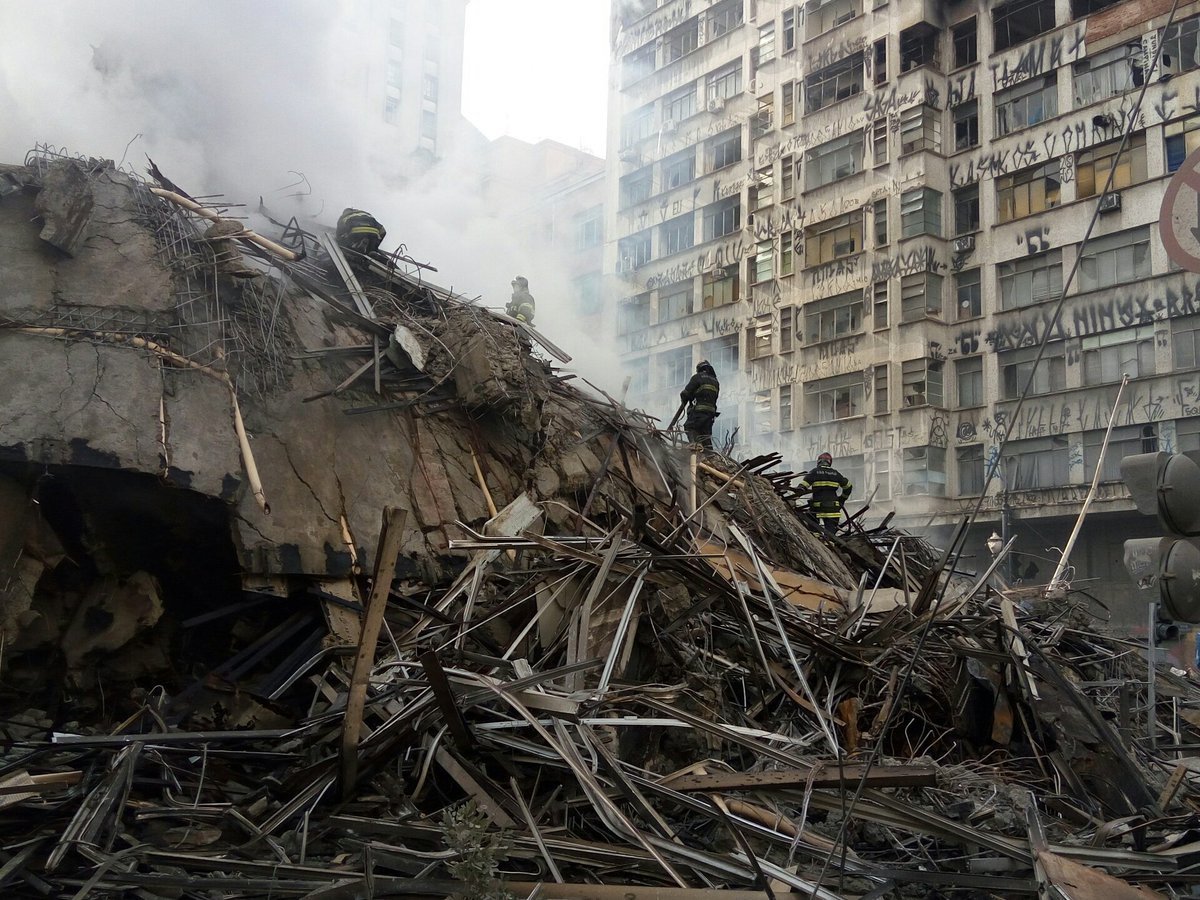 O antigo Prédio da Polícia Federal no centro de São Paulo que pegou fogo e desabou na madrugada de ontem era habitado por famílias refugiadas de diversos países; o congolês Lusangu Kibanda teve que fugir do incêndio como fugiu da guerra em seu país; Kibanda deixou tudo para trás em um de seus raros momentos de descanso, pois a tragédia se deu no Dia do Trabalhador, momento em que muitos ali, sem hora certa para trabalhar, descansavam