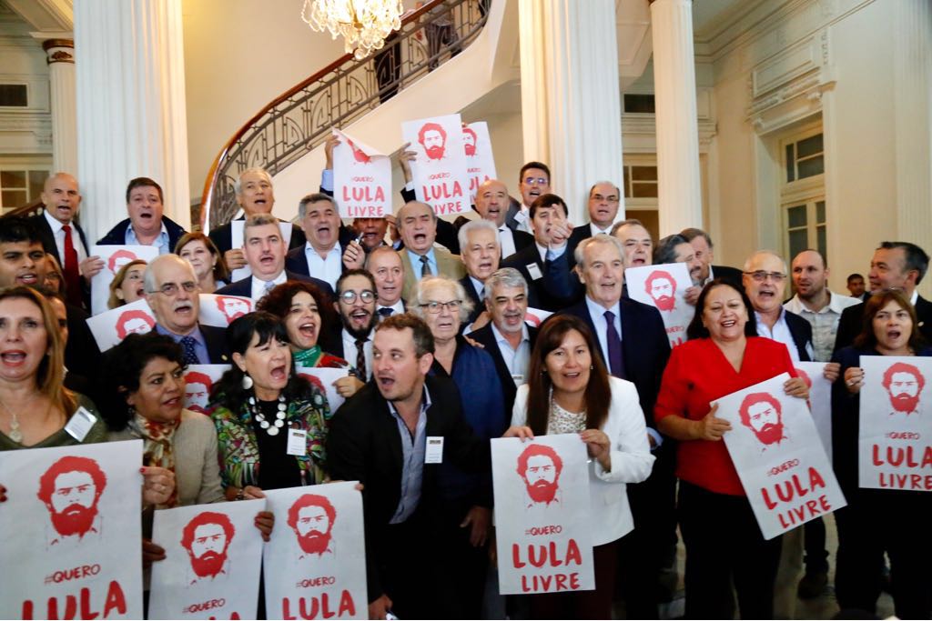 A solidariedade ao ex-presidente Lula continua fora do País; reunidos em Montevidéu, parlamentares do Mercosul pedira a liberdade do ex-presidente, condenado sem provas no processo do triplex em Guarujá (SP) e com prisão decretada sem o esgotamentos de todos os recursos judiciais