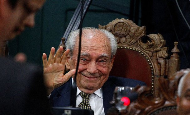 Vítima de uma parada cardiorrespiratória, o ex-governador da Bahia, Waldir Pires, morreu na manhã desta sexta-feira (22), por volta das 10h, no Hospital da Bahia, em Salvador; Pires era filiado ao PT e tinha 91 anos; também foi ministro da Previdência Social (1985-1986), deputado federal (1990-1994/1999-2003) e vereador (2013-2016)