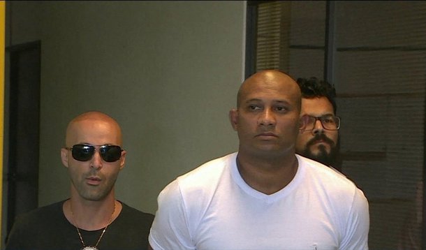 Policiais civis prenderam Wallace Costa Mota acusado de envolvimento na morte do torcedor do Botafogo Diego Silva dos Santos, de 28 anos, em fevereiro do ano passado; o torcedor botafoguense morreu depois de ter sido perfurado várias vezes por torcedores do Flamengo, com um espeto de churrasco furtado de um bar; crime ocorreu antes de um jogo entre Flamengo e Botafogo, no Estádio Nilton Santos, no Rio
