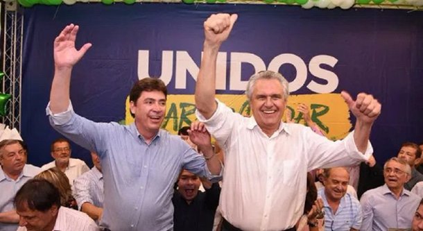 O senador Wilder Morais foi recebido com festa no Democratas, presidido pelo senador Ronaldo Caiado em Goiás; cerimônia de filiação aconteceu no auditório do Castro’s Park Hotel, em Goiânia, na manhã desta quinta-feira (5); no DEM, Wilder achou a vaga para disputar o Senado, espaço que não tinha na base aliada; evento também marcou a filiação de dois deputados estaduais que deixam a base aliada para se juntar ao grupo de Caiado. Álvaro Guimarães deixa o PR e Iso Moreira sai do PSDB