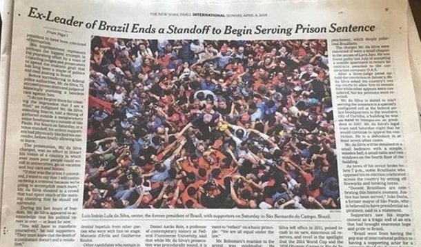 O jornal francês Le Monde publicou nesta sexta-feira (13) uma análise da fotografia de Lula no meio do povo pouco antes de se render à polícia, que já se tornou célebre, feita pelo jovem Francisco Proner, de apenas 18 anos. De acordo com a jornalista Marion Dupont, a disputa em torno dessa imagem no Brasil é de natureza simbólica; "A fotografia não apareceu nas capas dos jornais brasileiros, recebendo um lugar discreto no meio das páginas. Foi nas redes sociais que ela encontrou sua glória, mas também no New York Times de 8 de abril", diz Dupont