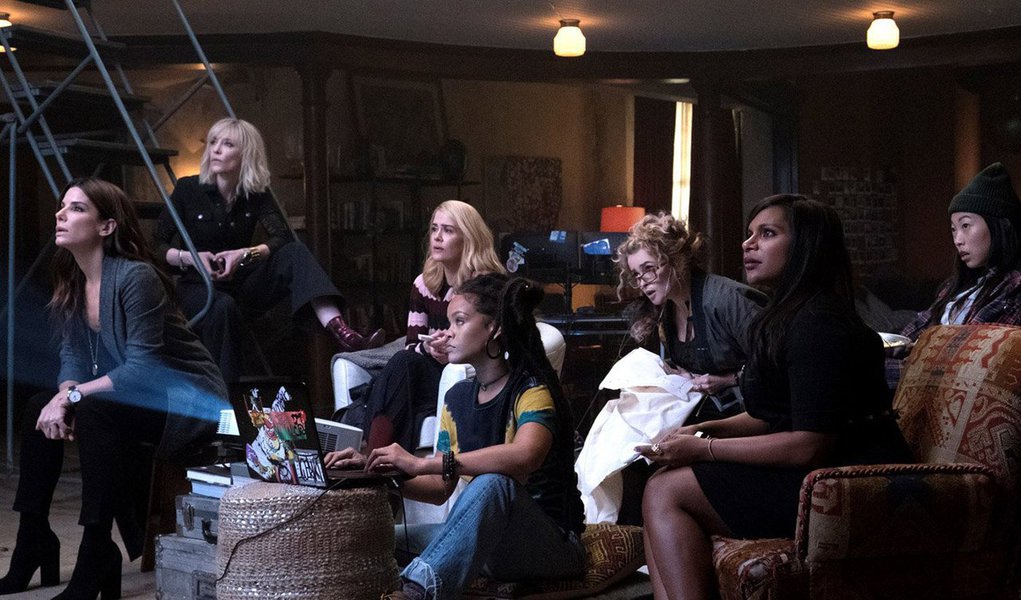 Depois dos sucessos de Onze Homens e Um Segredo (2001), Doze Homens e Outro Segredo (2004) e Treze Homens e um Novo Segredo (2007), a franquia inspirada no filme homônimo Onze Homens e Um Segredo de 1960 finalmente ganha uma versão só com mulheres nos papeis principais, contrapondo, já no nome do filme, as três histórias anteriores