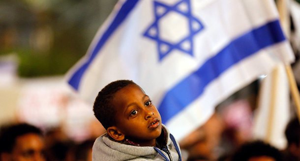 Cerca de 25 mil tomaram as ruas de Tel Aviv neste sábado (24), para protestar contra o plano do governo de deportar imigrantes da África em busca de asilo em Israel, segundo informou a mídia local. Em fevereiro, o primeiro-ministro israelense, Benjamin Netanyahu, anunciou o início do procedimento de deportação. No âmbito dos planos israelenses, cerca de 40 mil imigrantes africanos sem documentos devem deixar o país ou serem detidos por tempo indeterminado