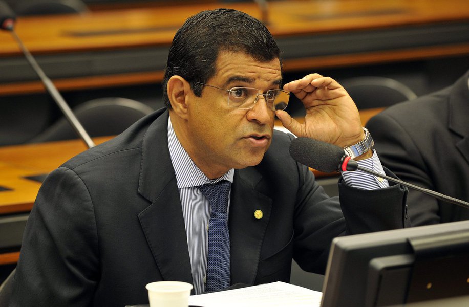 O deputado federal Davidson Magalhães (PCdoB-BA) o decreto de prisão é uma marcha batida do "regime de exceção" no país e a segunda parte do golpe; para ele, "O show pirotécnico feito no Supremo Tribunal Federal (STF) estava combinado com o jogo do juiz Sergio Moro de hoje. As duas peças se encaixam em uma tentativa de estabelecer a agenda política que interessa a forças conservadoras do Brasil”
