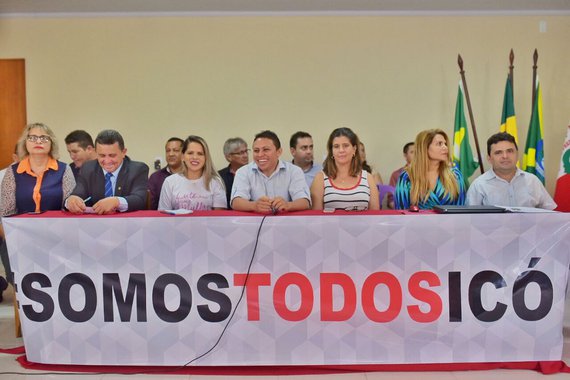O Conselho Estadual de Defesa dos Direitos Humanos do Ceará (CEDDH) está em Icó nesta sexta-feira (23), para apurar as violações de direitos de 362 professores da rede municipal de cidade, atingidos por um decreto da prefeita Laís Nunes que retirou 50% da carga horária e salário de professores municipais. Mesmo após liminar do juiz Bruno Gomes Benigno Sobral ter derrubado a medida administrativa, a gestora municipal se nega a aplicar a decisão judicial. Além de discutir o ataque aos direitos dos servidores, o Conselho também apura os episódios de violência registrados em Icó nos dias 19 e 26 de fevereiro contras as manifestações realizadas pelos trabalhadores