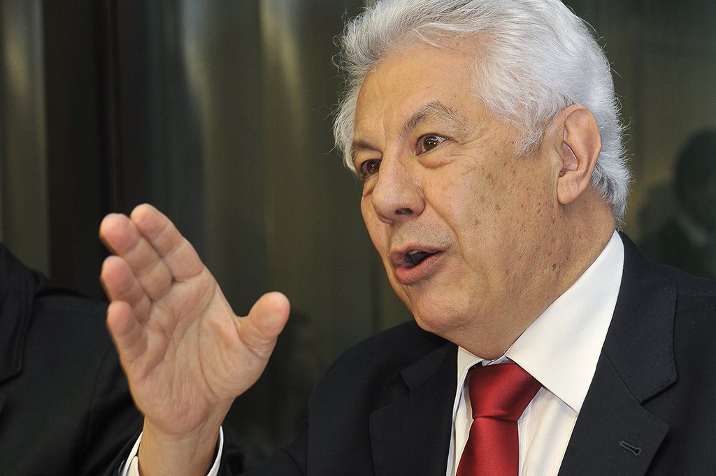 Brasilia - O relator-geral da proposta de Lei Orçamentária Anual (LOA) de 2012, deputado Arlindo Chinaglia (PT-SP), entrega seu relatório preliminar ao presidente da Comissão Mista de Orçamento, senador Vital do Rêgo